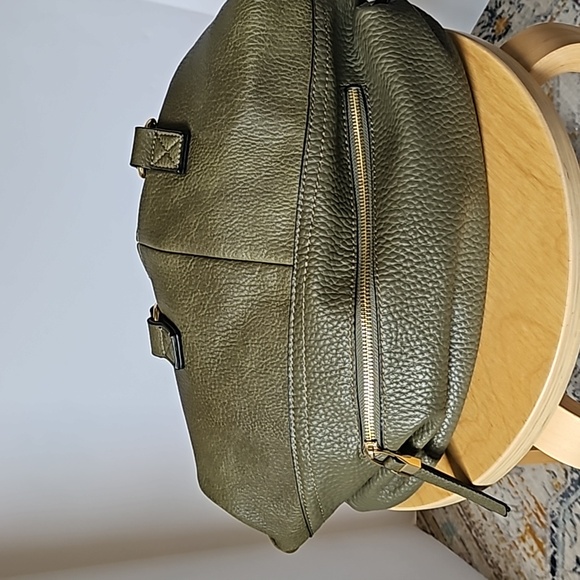 Moda Luxe Gently used olive green crossbody/satchel. Lots of pockets & roomy! - Picture 4 of 5